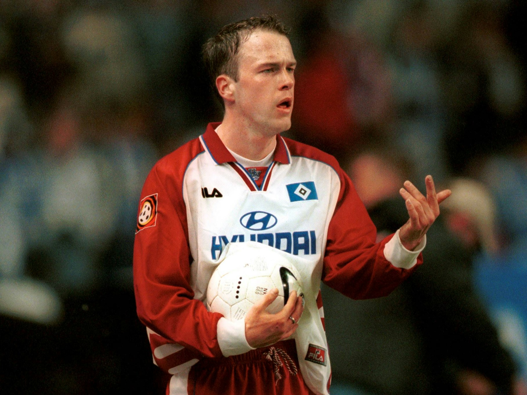 Fabian Ernst im Trikot des HSV gestikuliert mit Ball im Arm.