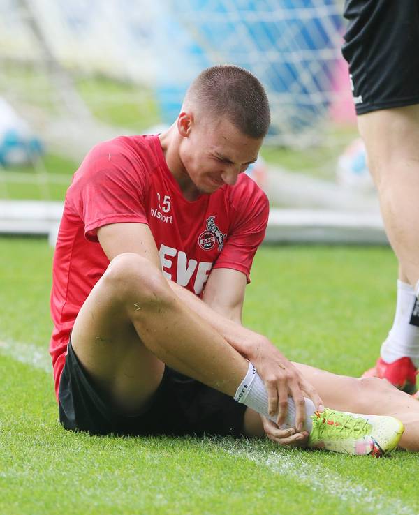 Tim Lemperle (1. FC Köln) mit einer Trainingsverletzung.