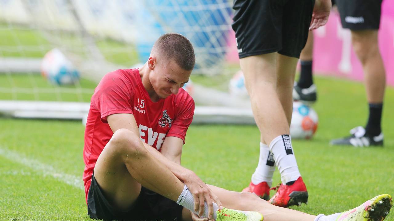 Tim Lemperle (1. FC Köln) mit einer Trainingsverletzung.