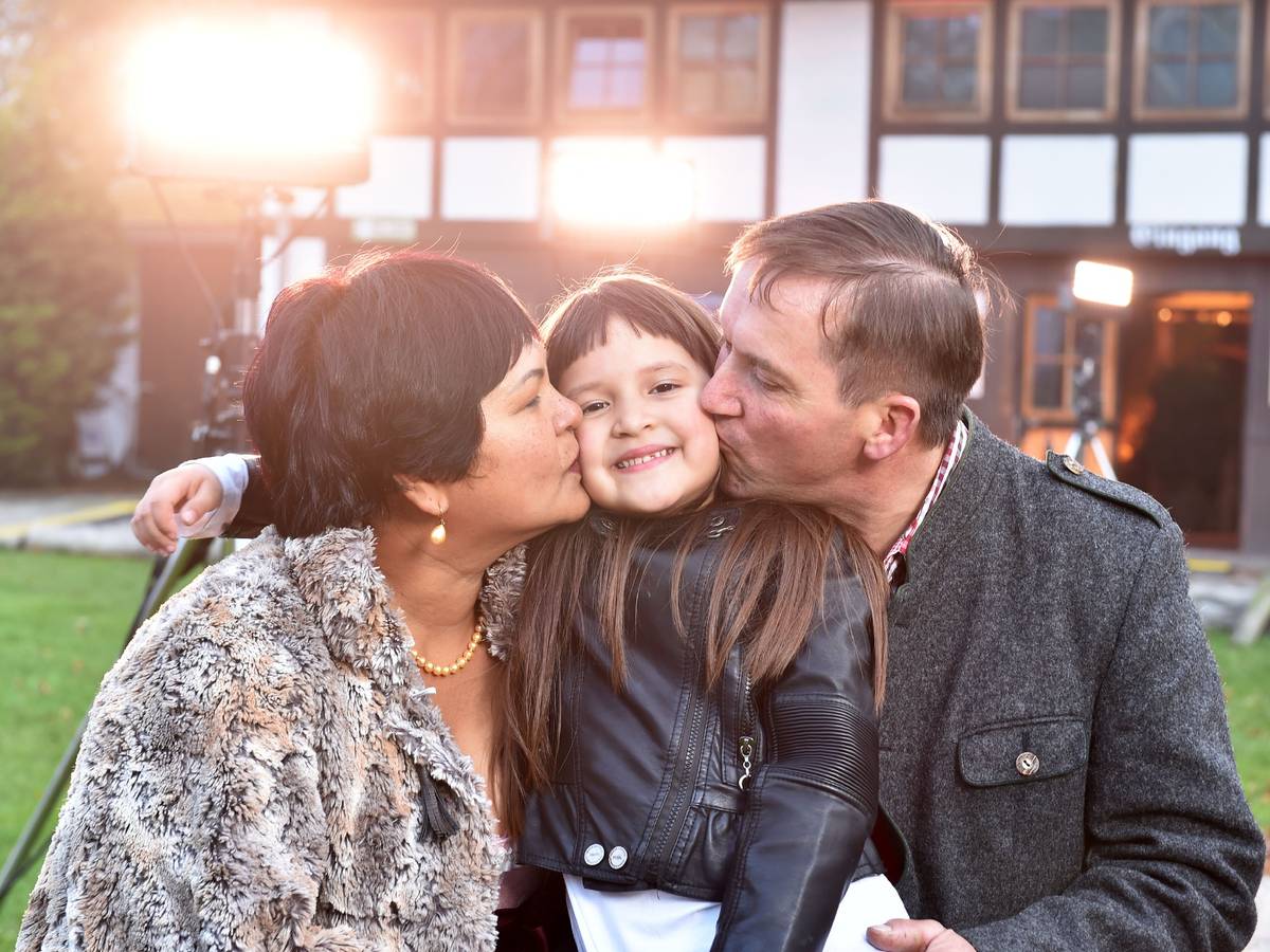 Narumol, Josef und Jorafina, hier 2017, aus der RTL-Sendung „Bauer sucht Frau“. Jetzt trauert die Familie um ein geliebtes Familienmitglied.