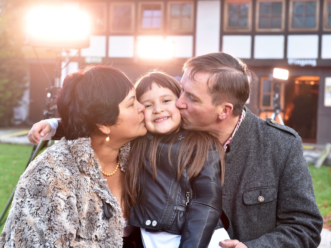 Narumol, Josef und Jorafina, hier 2017, aus der RTL-Sendung „Bauer sucht Frau“. Jetzt trauert die Familie um ein geliebtes Familienmitglied.