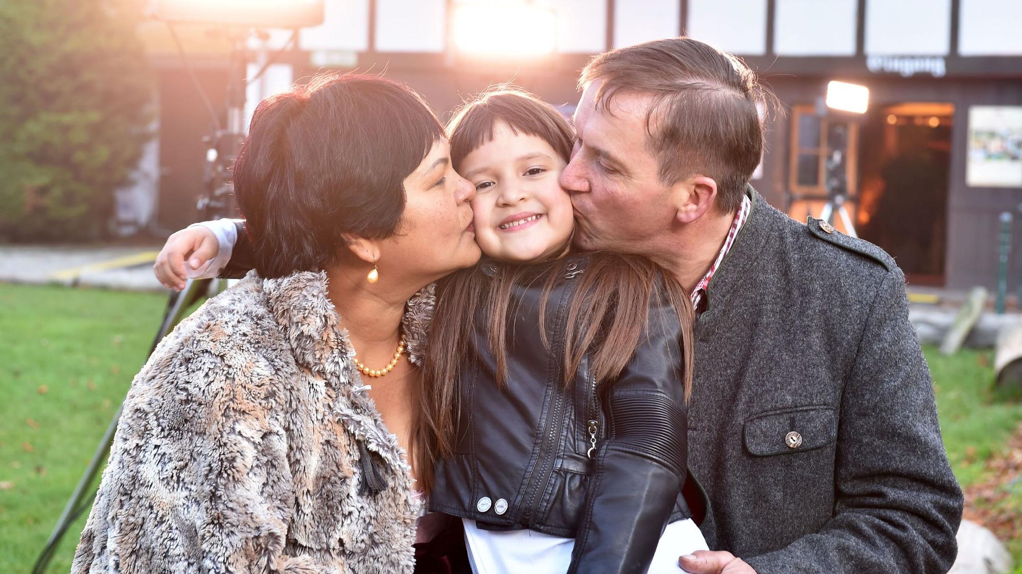 Narumol, Josef und Jorafina, hier 2017, aus der RTL-Sendung „Bauer sucht Frau“. Jetzt trauert die Familie um ein geliebtes Familienmitglied.