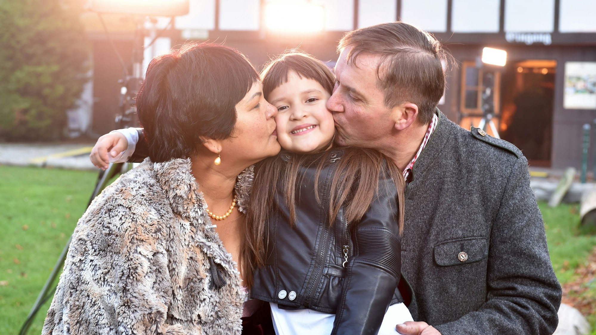 Narumol, Josef und Jorafina, hier 2017, aus der RTL-Sendung „Bauer sucht Frau“. Jetzt trauert die Familie um ein geliebtes Familienmitglied.