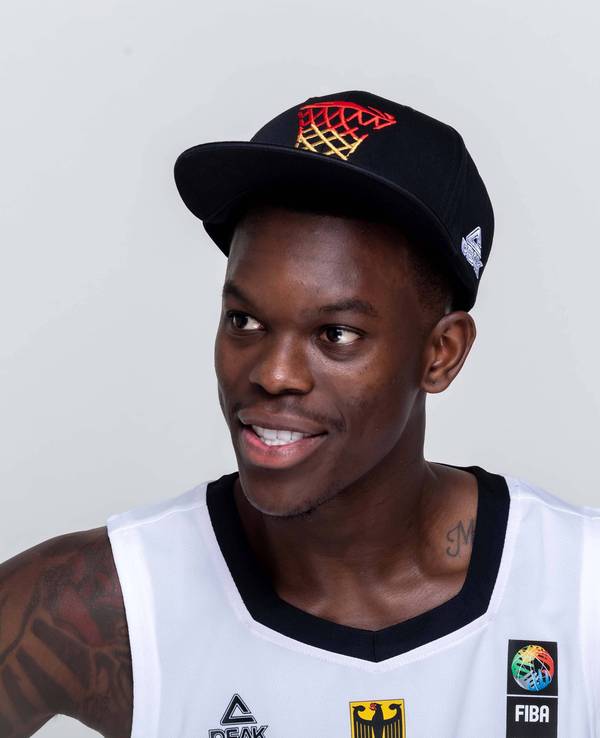 Basketball-Nationalspieler Dennis Schröder grinst
