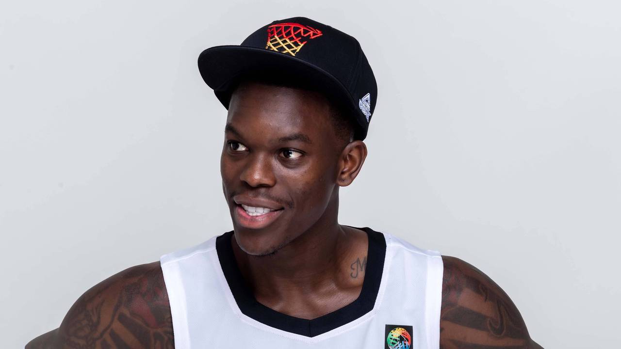 Basketball-Nationalspieler Dennis Schröder grinst