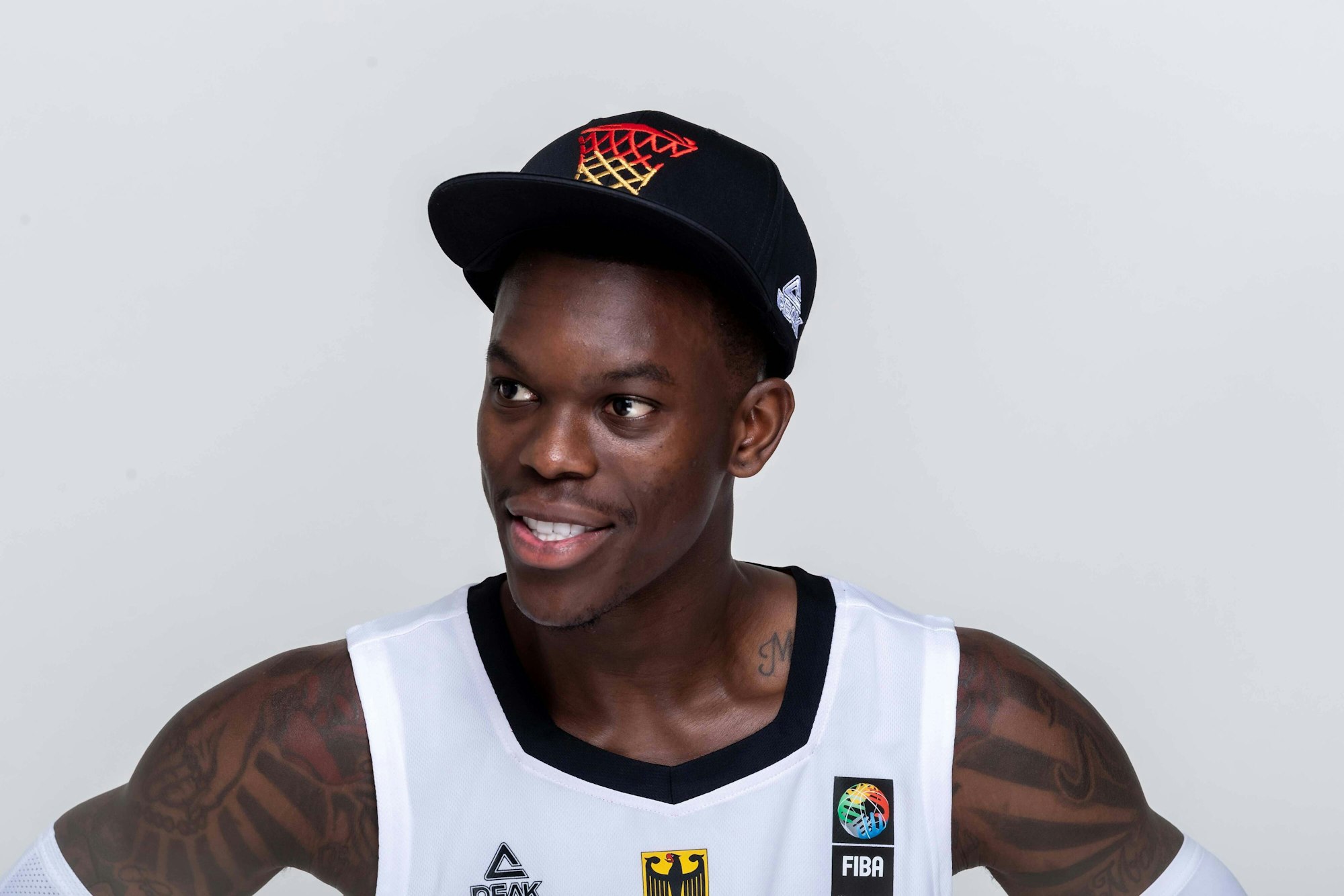Basketball-Nationalspieler Dennis Schröder grinst