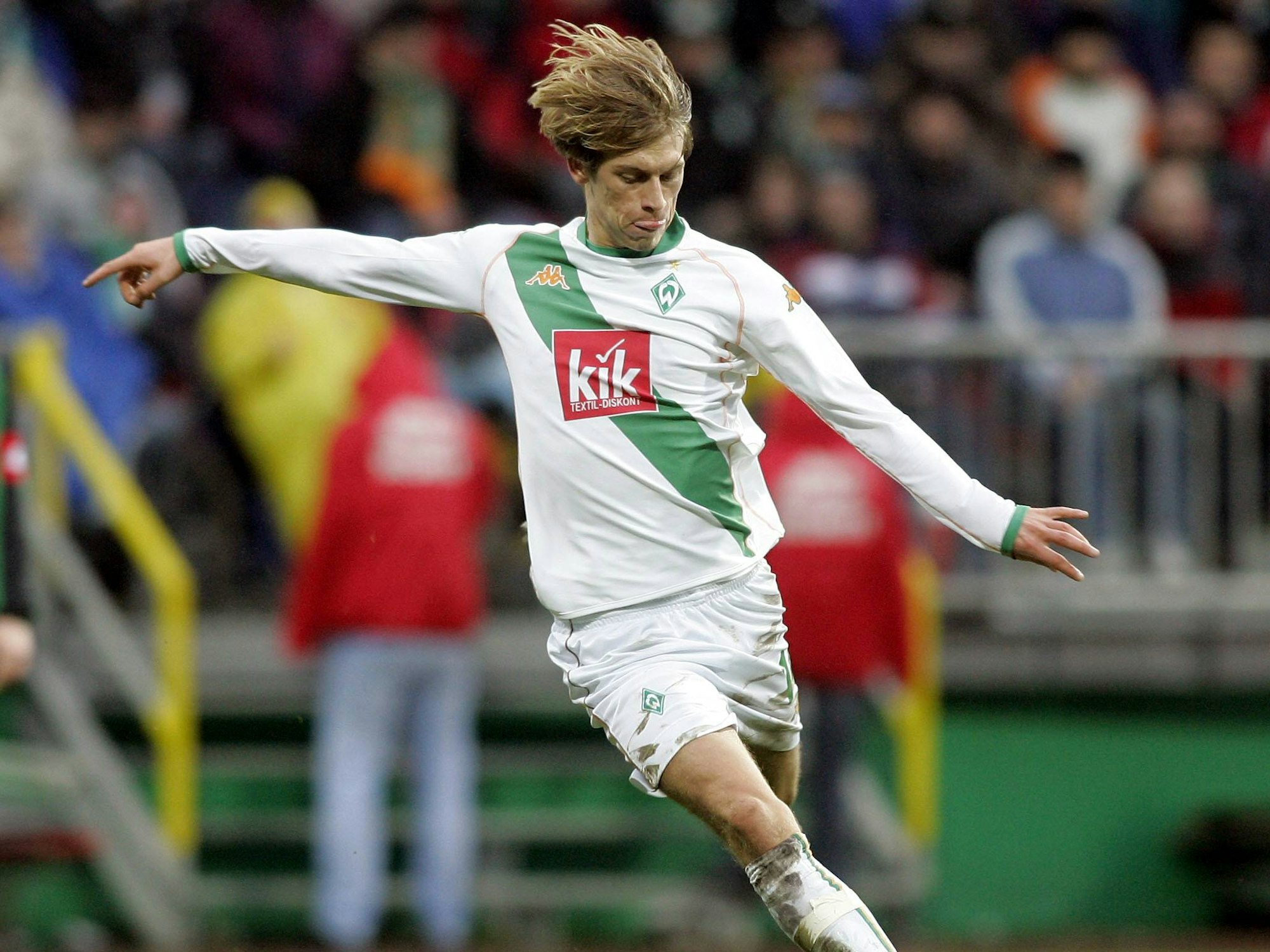 Bremens Aaron Hunt holt zum Schuss aus.