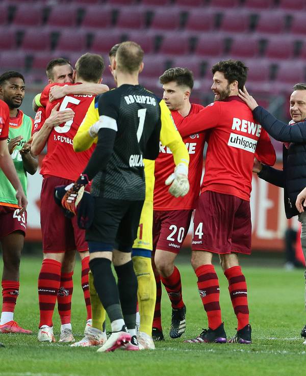 Der 1. FC Köln feiert mit Ex-Manager Horst Heldt den 2:1-Sieg gegen Leipzig