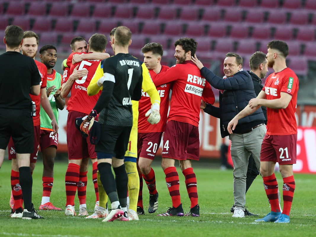 Der 1. FC Köln feiert mit Ex-Manager Horst Heldt den 2:1-Sieg gegen Leipzig