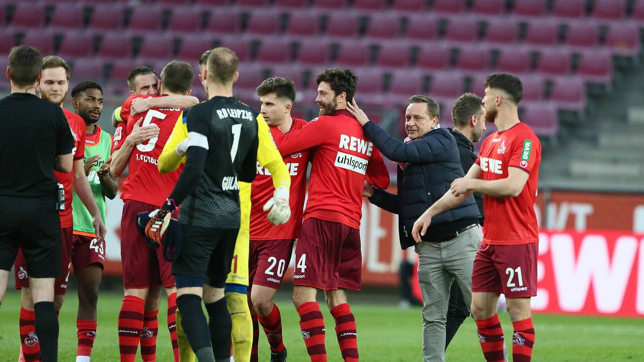 Der 1. FC Köln feiert mit Ex-Manager Horst Heldt den 2:1-Sieg gegen Leipzig