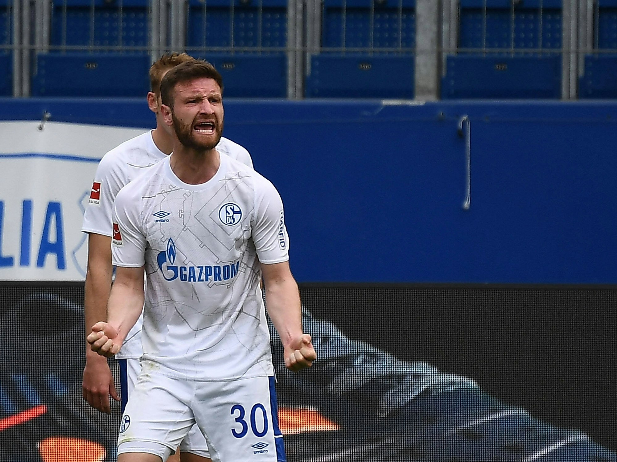 Shkodran Mustafi reißt den Mund auf und brüllt. Dabei hat er die Hände zu Fäusten geballt.