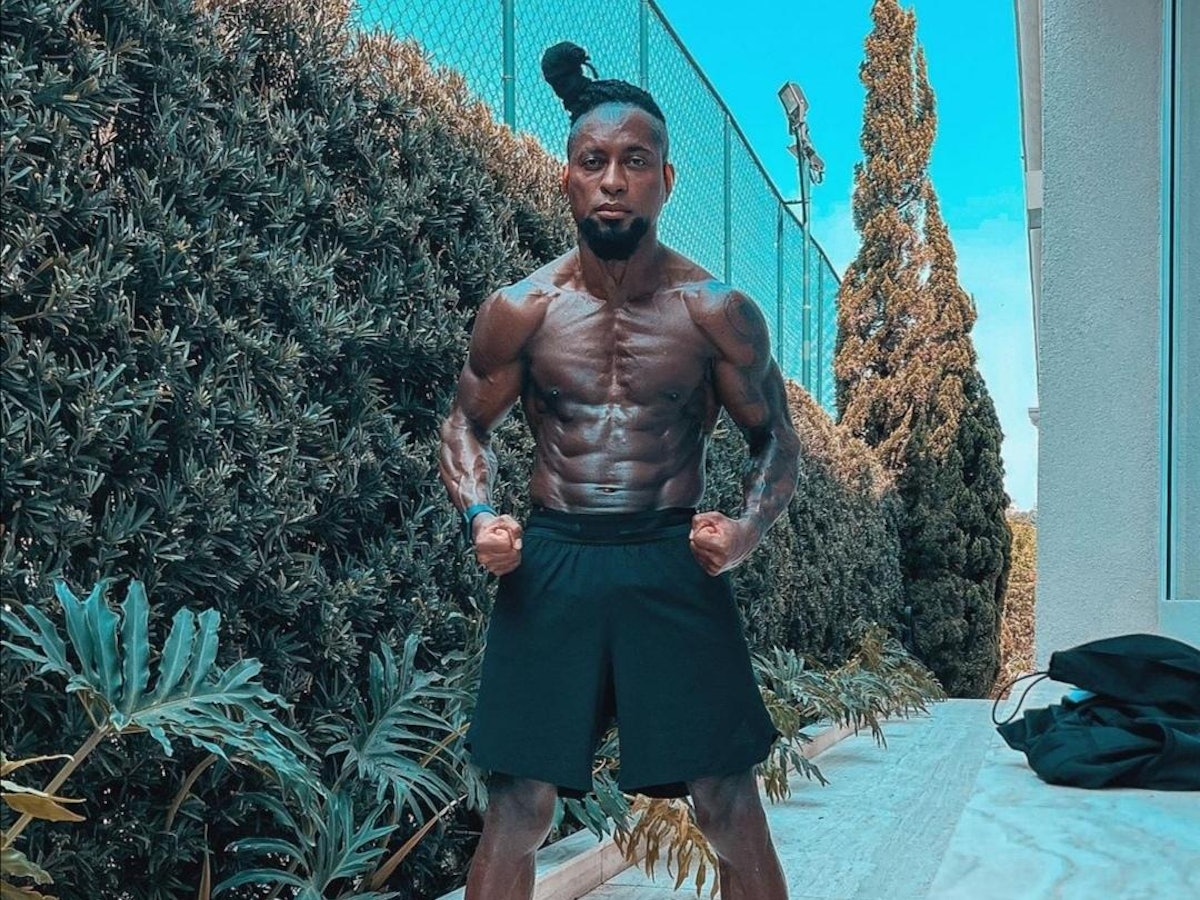 Zé Roberto schaut in die Kamera und spannt seinen freien Oberkörper an.