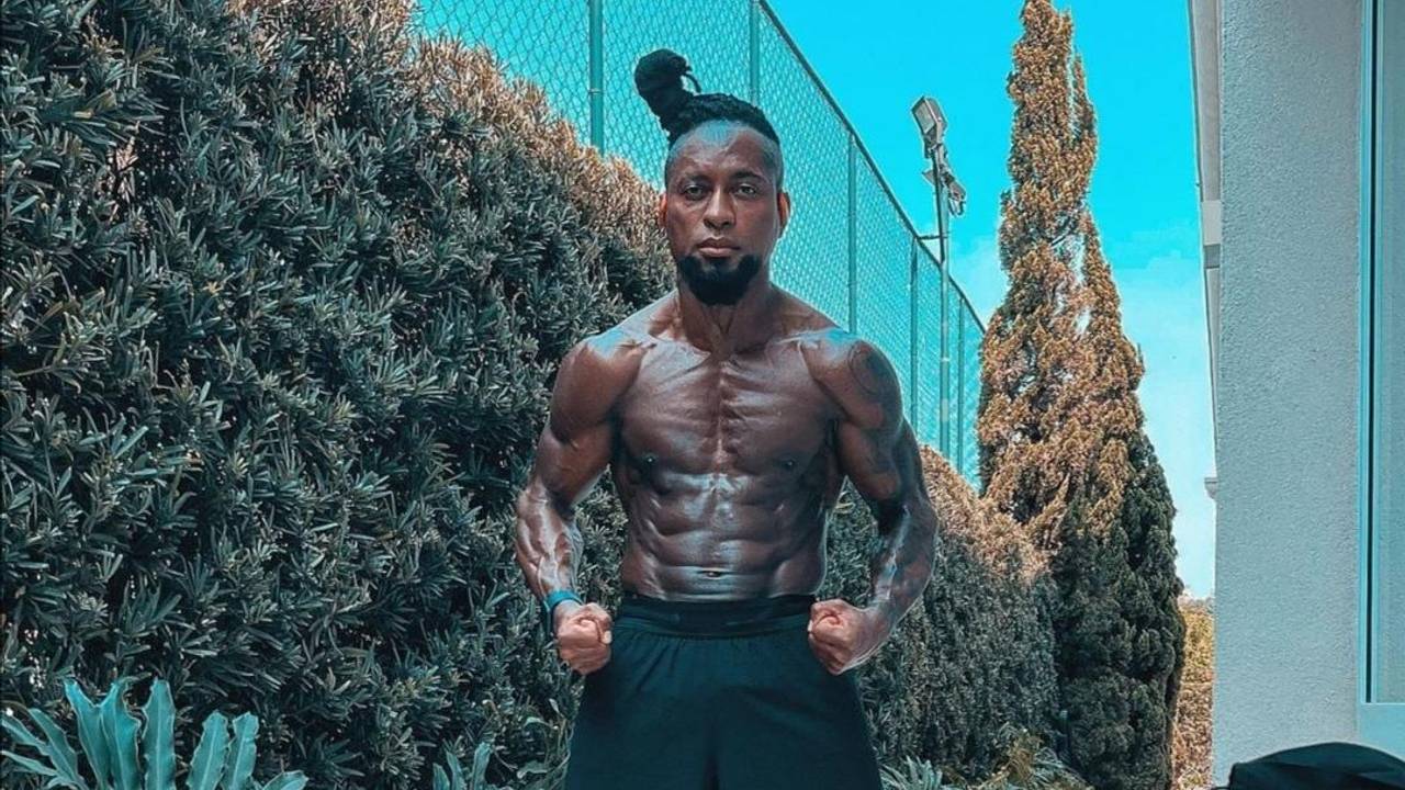 Zé Roberto schaut in die Kamera und spannt seinen freien Oberkörper an.
