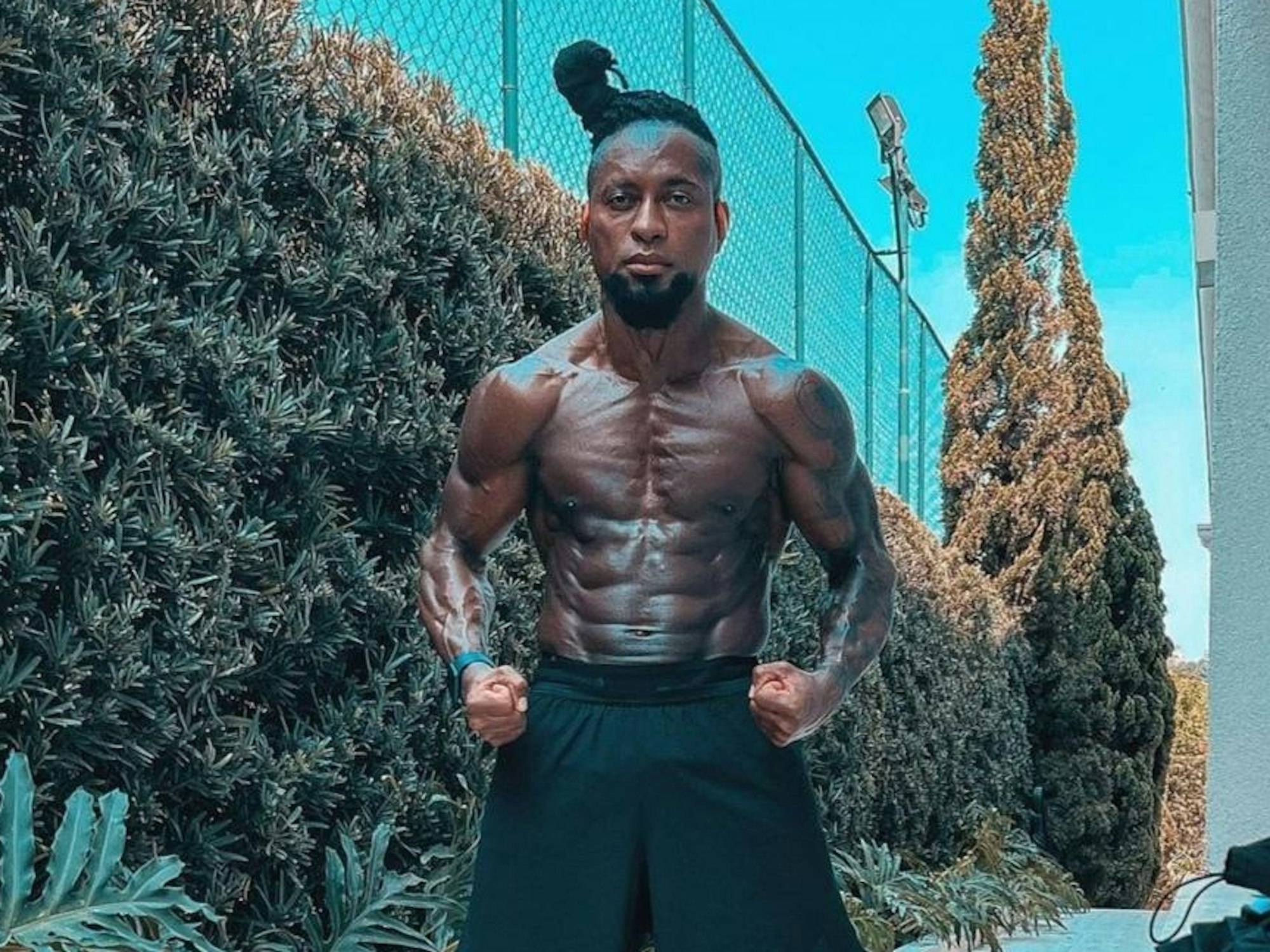 Zé Roberto schaut in die Kamera und spannt seinen freien Oberkörper an.