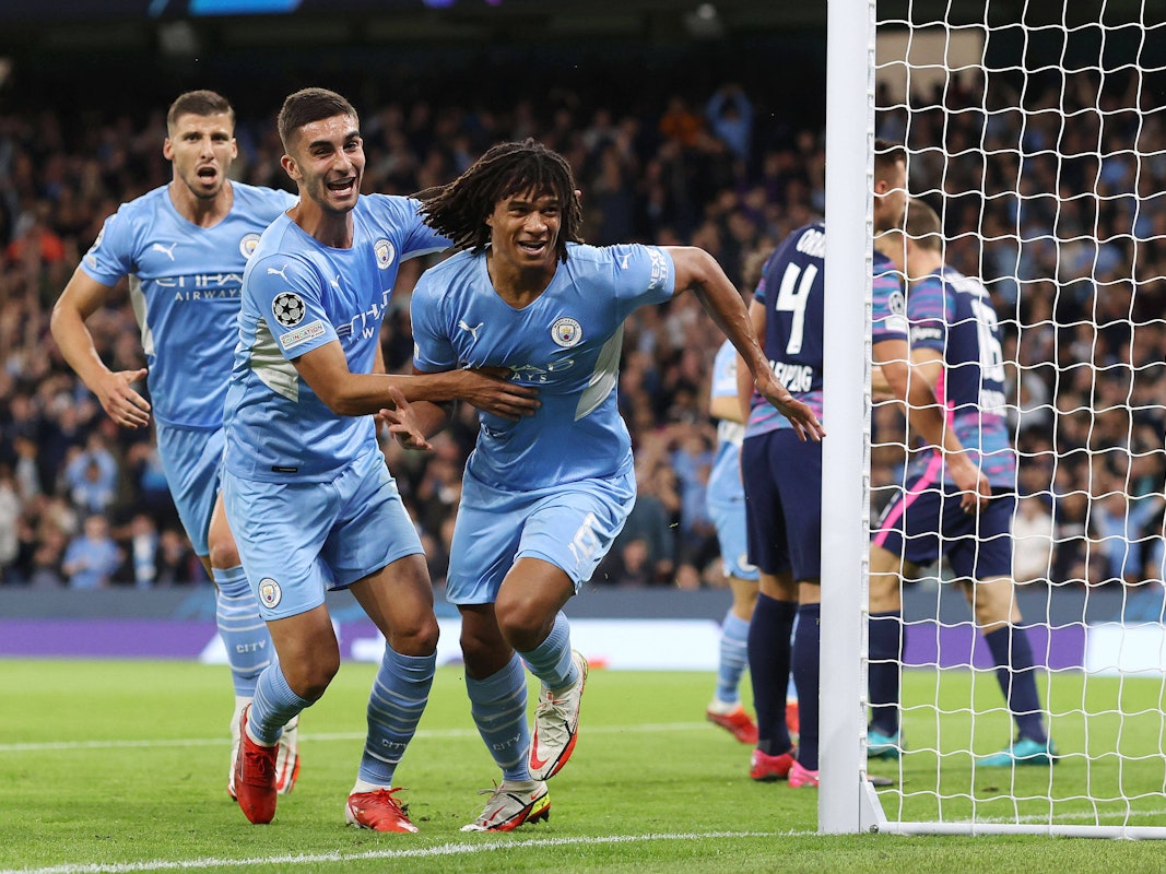 Nathan Aké bejubelt seinen Treffer zum 1:0 gegen RB Leipzig