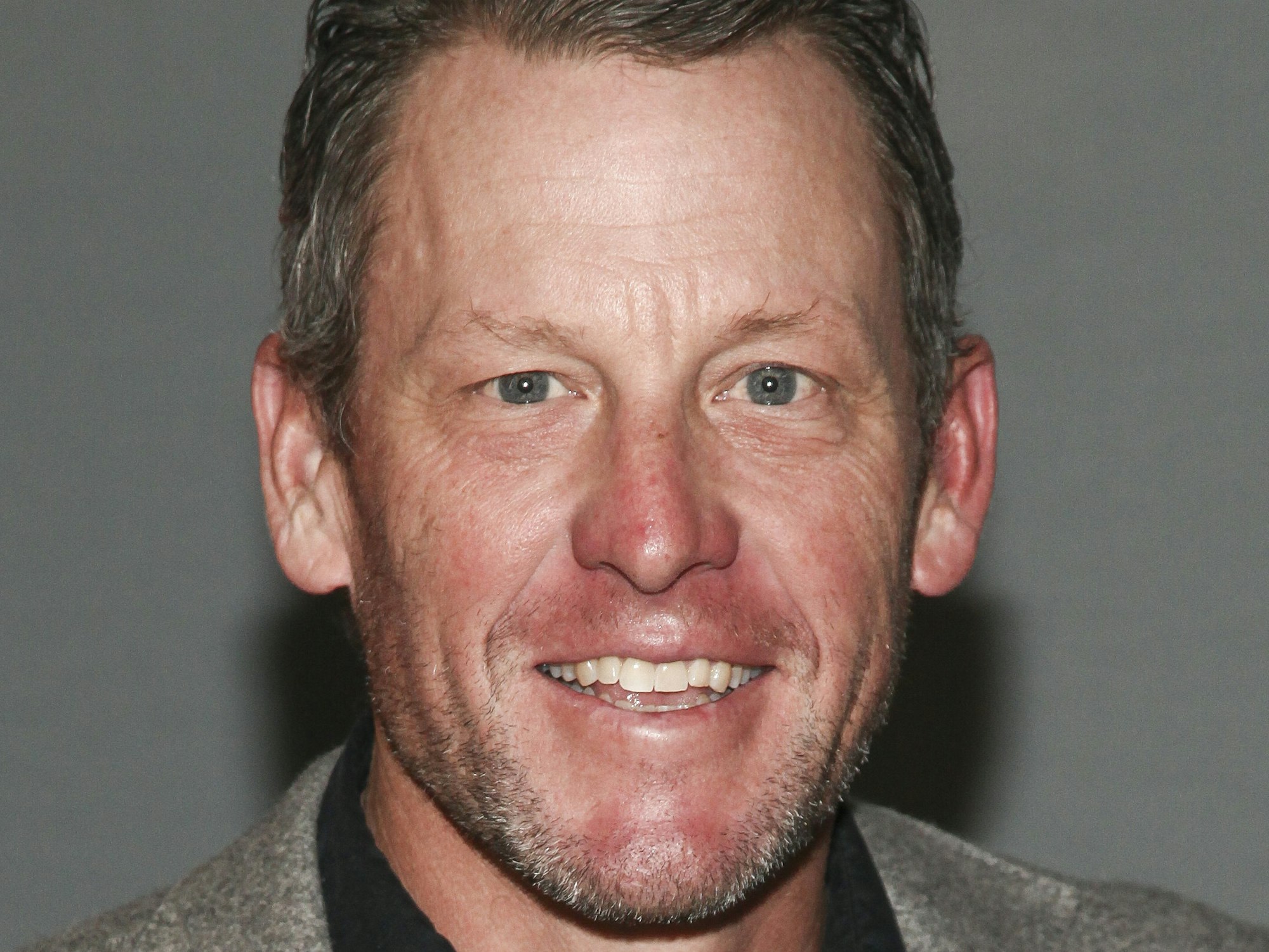 Der lebenslang wegen Dopings gesperrte frühere US-amerikanische Radprofi Lance Armstrong lächelt in die Kamera.