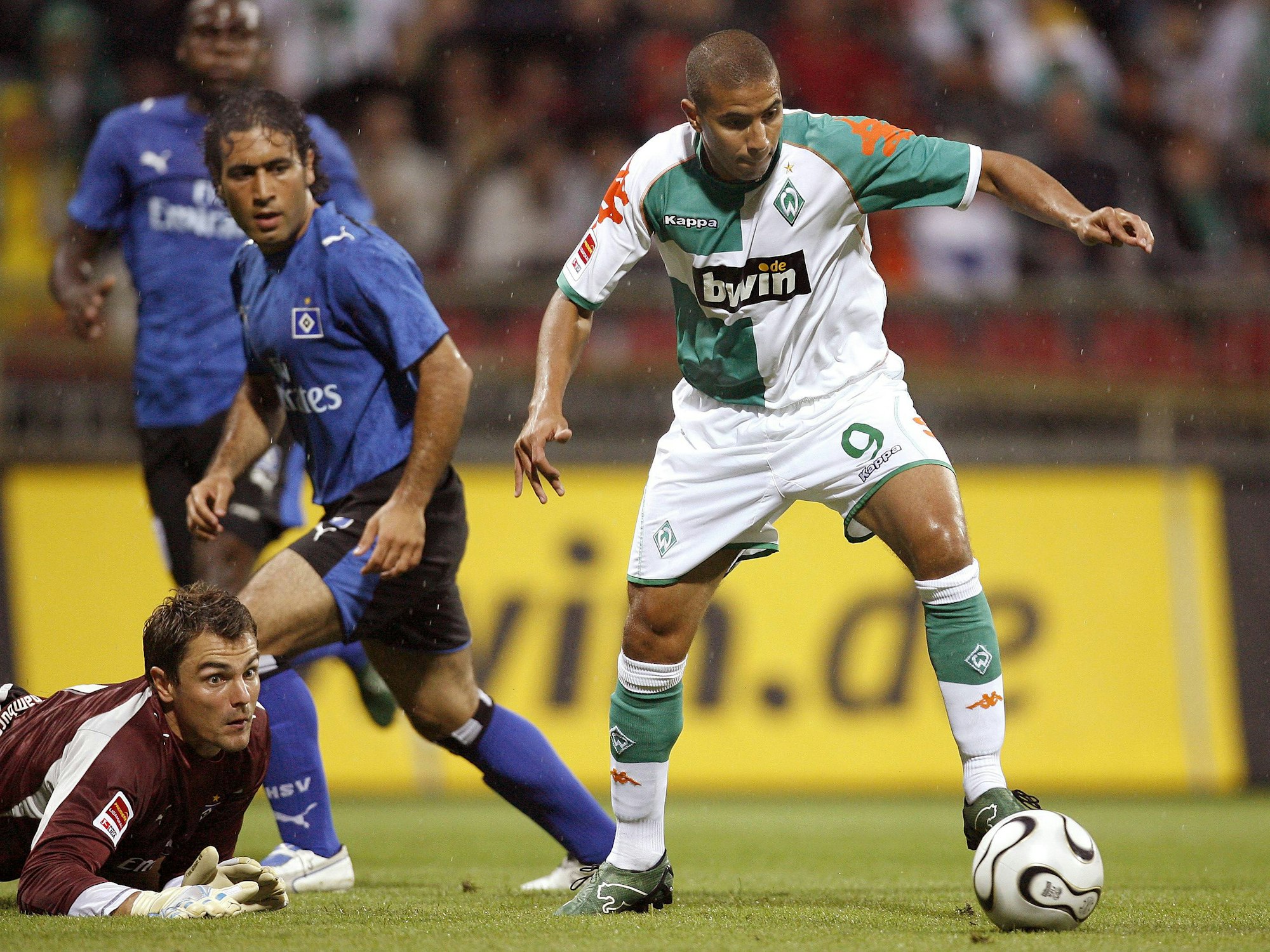 Zidan umkurvt die Hamburger Verteidiger.