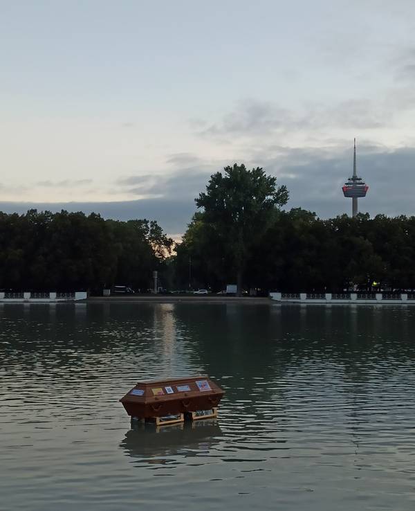 Ein Sarg schwimmt auf dem Wasser.