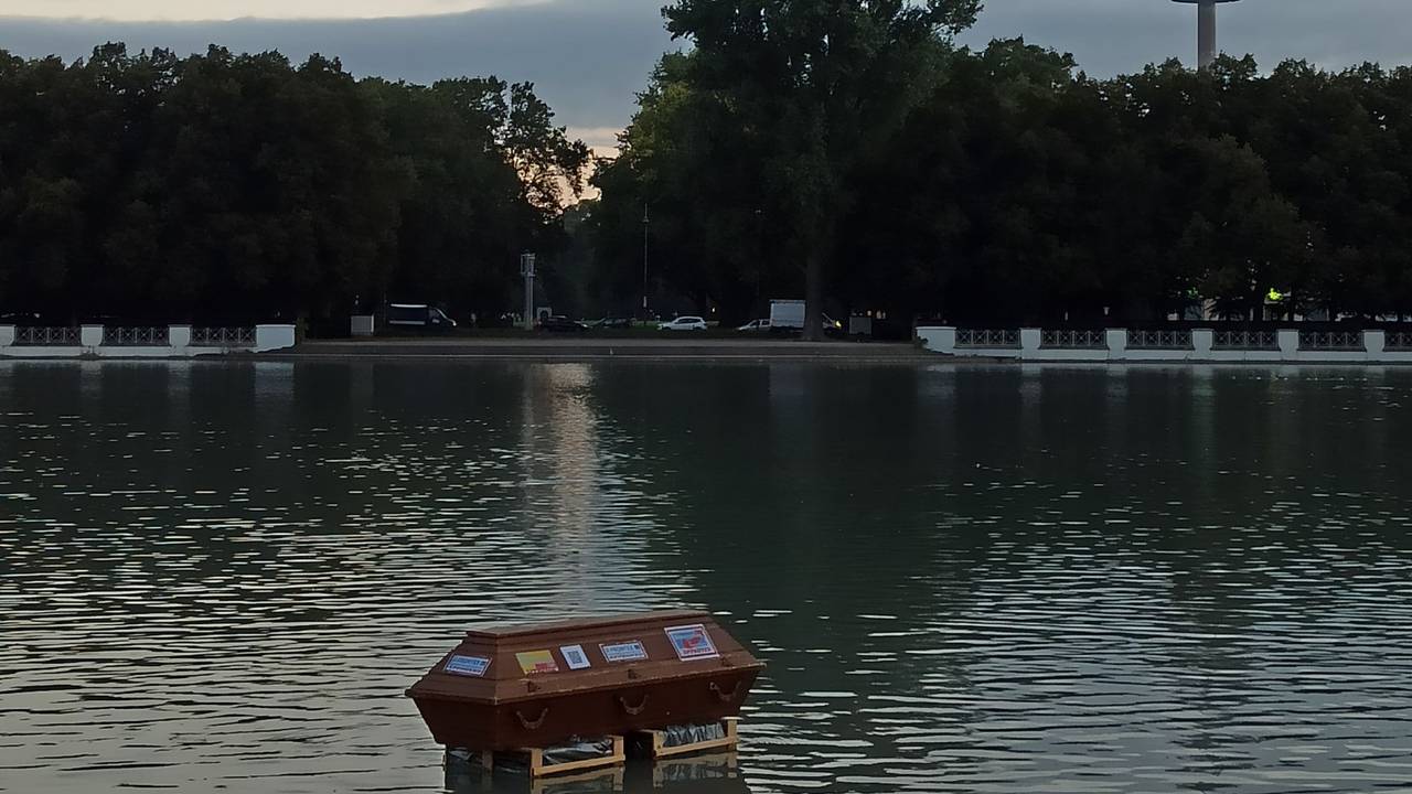 Ein Sarg schwimmt auf dem Wasser.