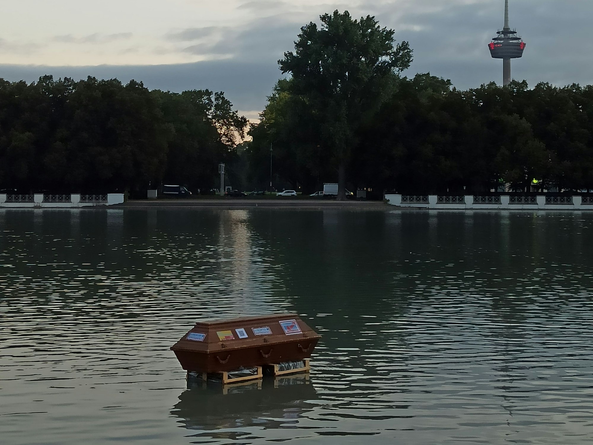 Ein Sarg schwimmt auf dem Wasser.