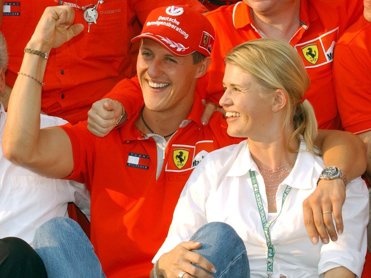 Mit seiner Ehefrau Corinna im Arm jubelt der deutsche Formel-1-Pilot Michael Schumacher  nach seinem Sieg beim Großen Preis von Ungarn auf dem Hungaroring bei Budapest.