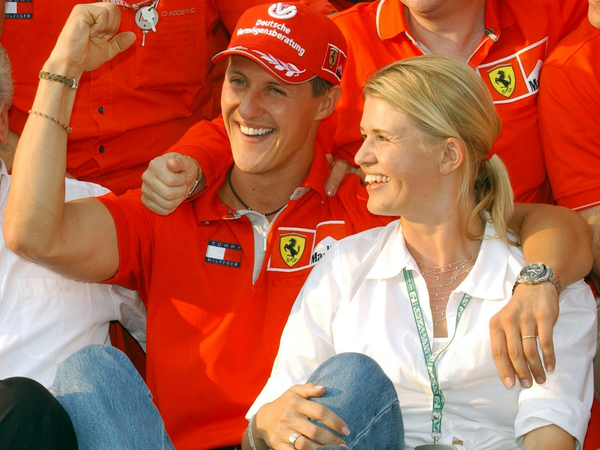 Mit seiner Ehefrau Corinna im Arm jubelt der deutsche Formel-1-Pilot Michael Schumacher nach seinem Sieg beim Großen Preis von Ungarn auf dem Hungaroring bei Budapest.
