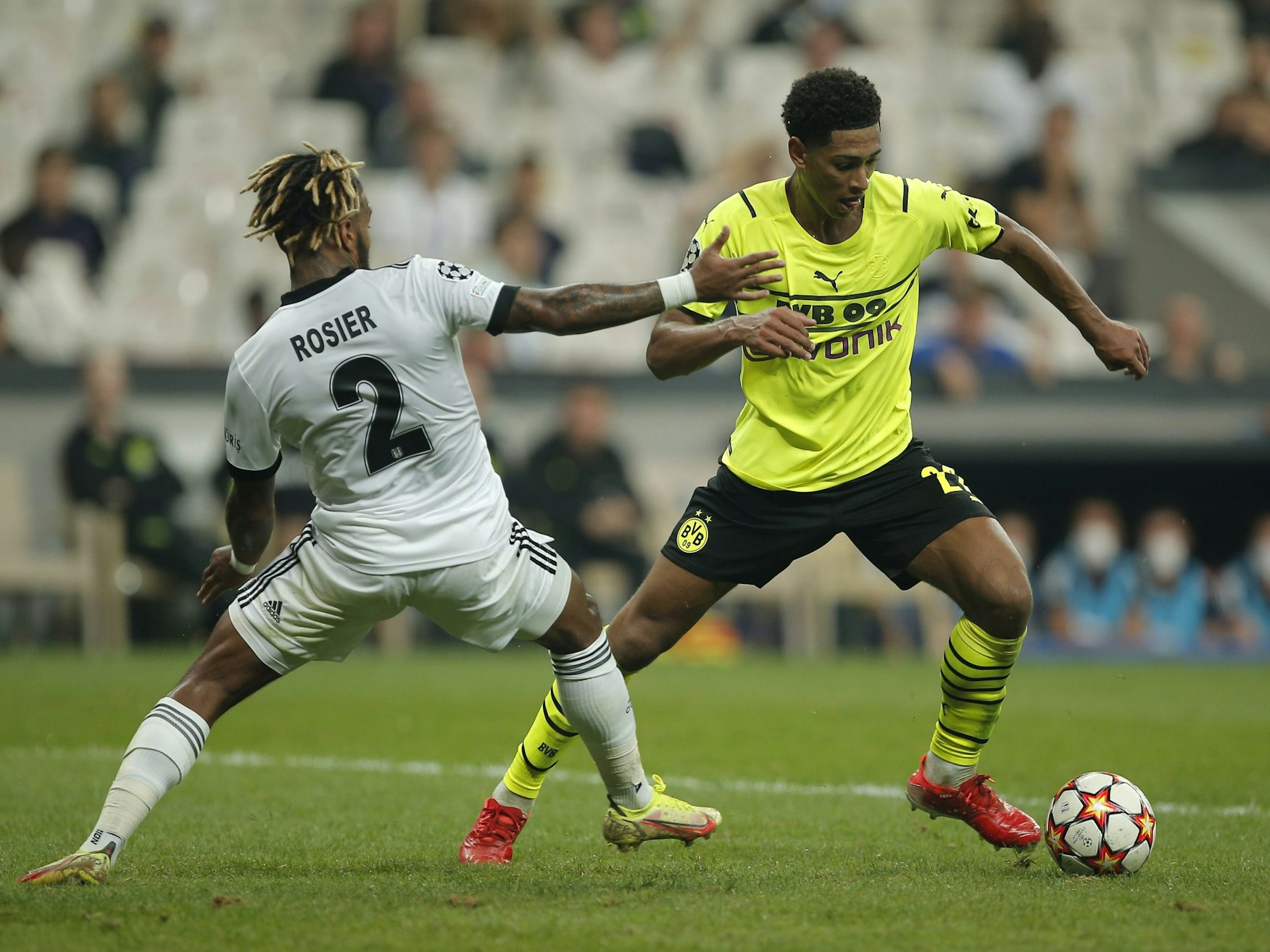 Jude Bellingham führt den Ball