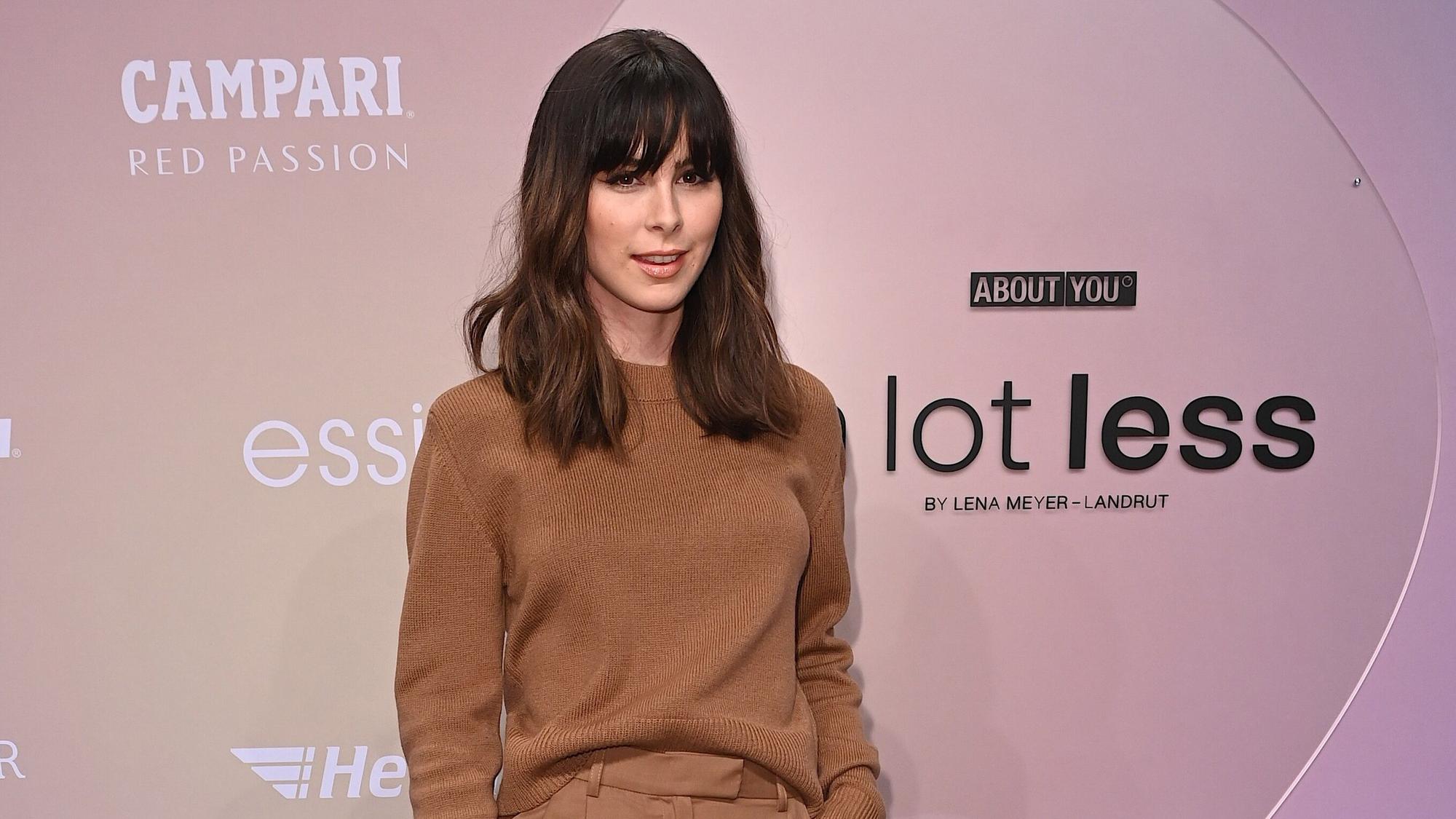 Sängerin Lena Meyer-Landrut stellt auf der „About You“-Fashion Week am 15. September 2021 in Berlin ihre neue Herbst-Winter-Kollektion ihres Labels „A lot less“ vor.