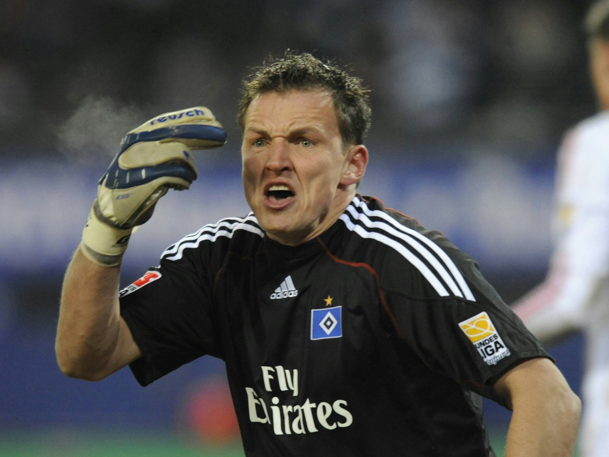 Hamburgs Frank Rost fasst sich an den Kopf und brüllt herum.