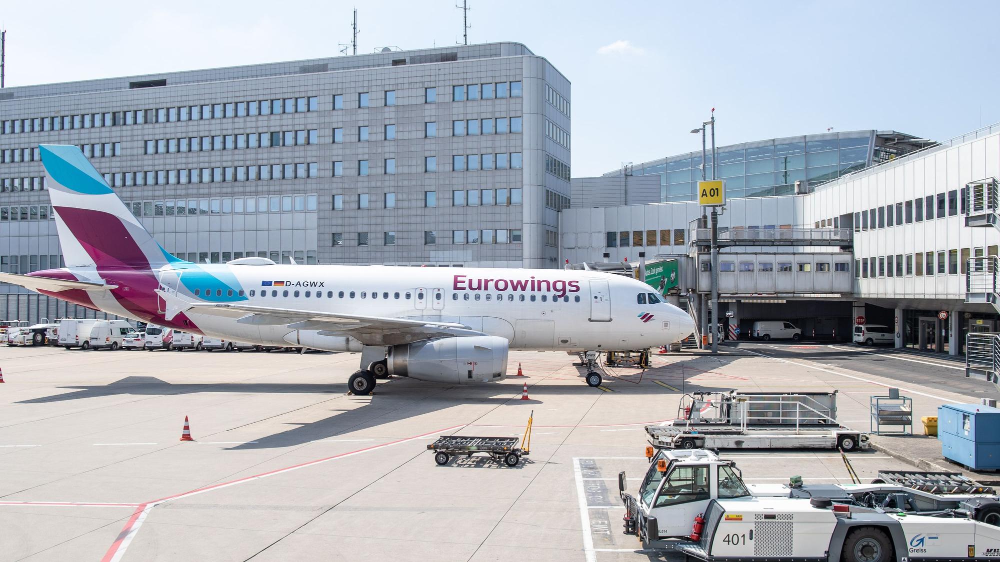 Ein Airbus A319 der Fluggesellschaft Eurowings steht am Düsseldorfer Flughafen an einem Terminal.