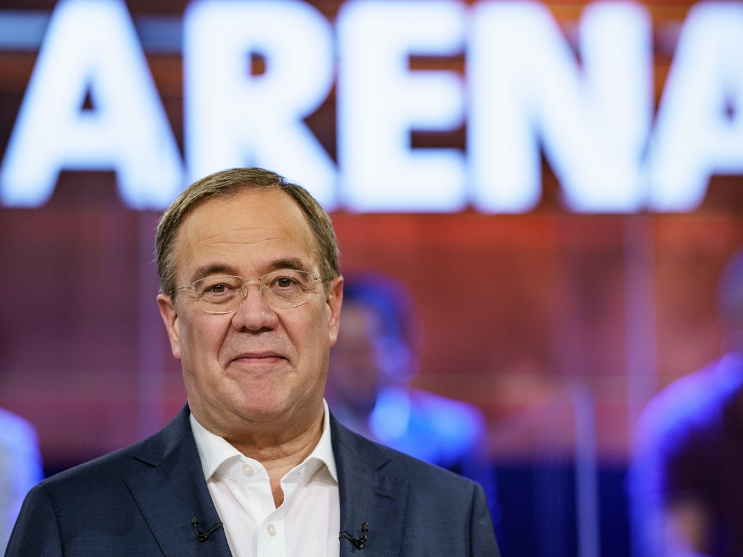 Armin Laschet (CDU), Spitzenkandidat seiner Partei zur Bundestagswahl, steht in der ARD-Wahlarena in der Kulturwerft Gollan und verzieht sein Gesicht.