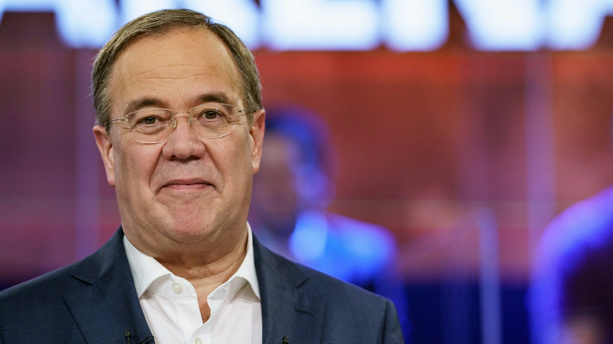 Armin Laschet (CDU), Spitzenkandidat seiner Partei zur Bundestagswahl, steht in der ARD-Wahlarena in der Kulturwerft Gollan und verzieht sein Gesicht.