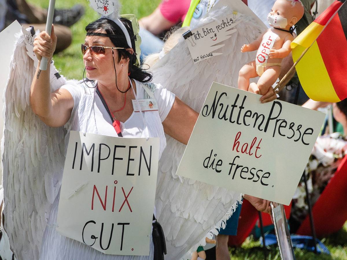 ARCHIV - 03.06.2021, Baden-Württemberg, Karlsruhe: "Impfen Nix Gut" und "Nutten Presse halt die fresse" steht auf dem Schild einer Demonstrantin, die an einer Demonstration der Initiative ·Querdenken· teilnimmt. (zu dpa "Facebook löscht «Querdenken»-Kanäle als «schädliches Netzwerk»") Foto: Christoph Schmidt/dpa +++ dpa-Bildfunk +++