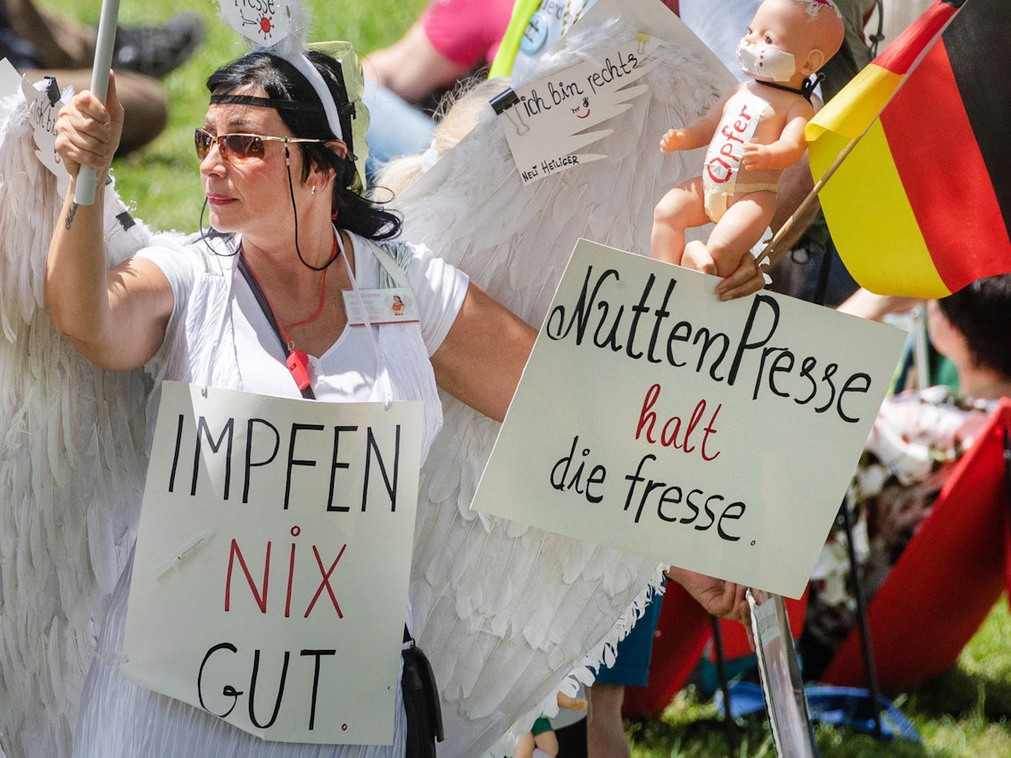 ARCHIV - 03.06.2021, Baden-Württemberg, Karlsruhe: "Impfen Nix Gut" und "Nutten Presse halt die fresse" steht auf dem Schild einer Demonstrantin, die an einer Demonstration der Initiative ·Querdenken· teilnimmt.       (zu dpa "Facebook löscht «Querdenken»-Kanäle als «schädliches Netzwerk»") Foto: Christoph Schmidt/dpa +++ dpa-Bildfunk +++