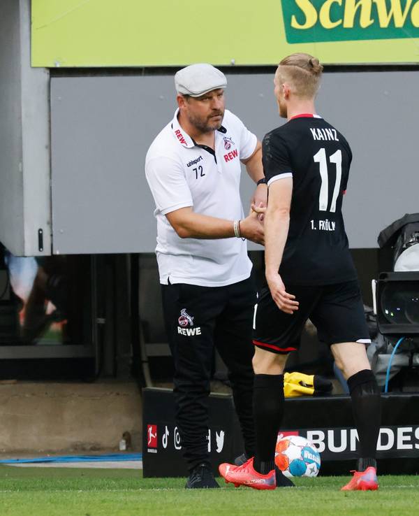 Steffen Baumgart und Florian Kainz vom 1. FC Köln klatschen sich ab.