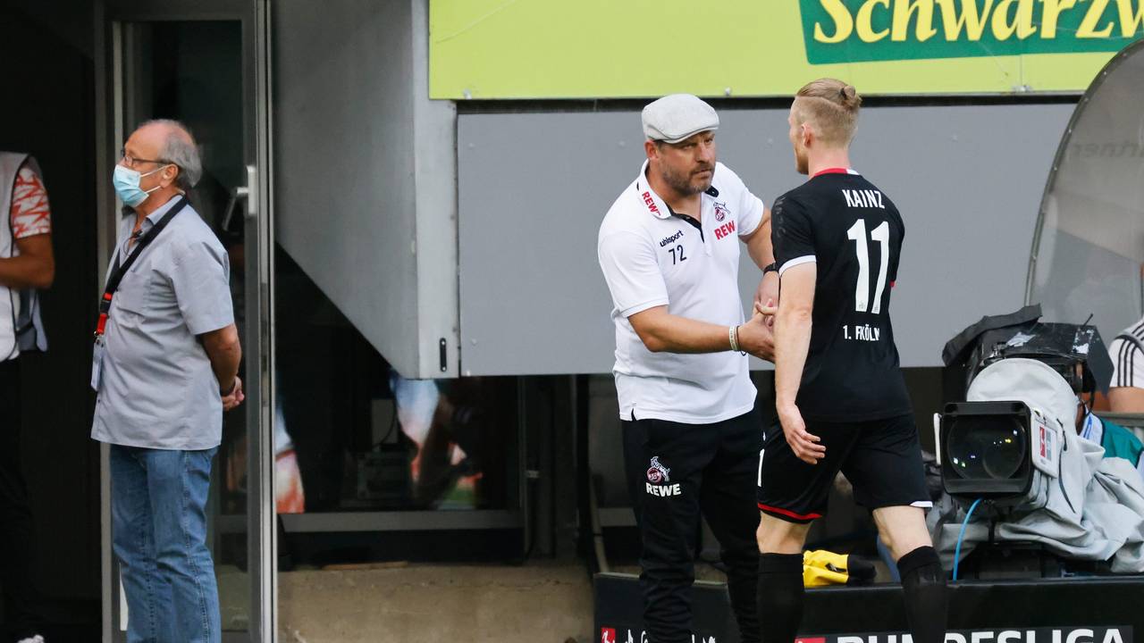 Steffen Baumgart und Florian Kainz vom 1. FC Köln klatschen sich ab.