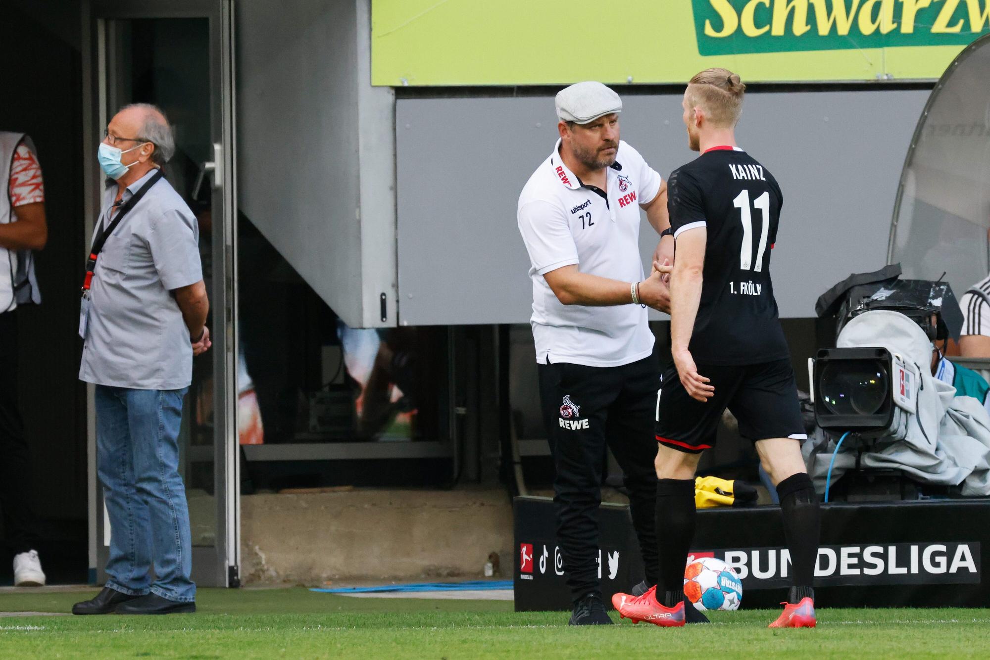 Steffen Baumgart und Florian Kainz vom 1. FC Köln klatschen sich ab.