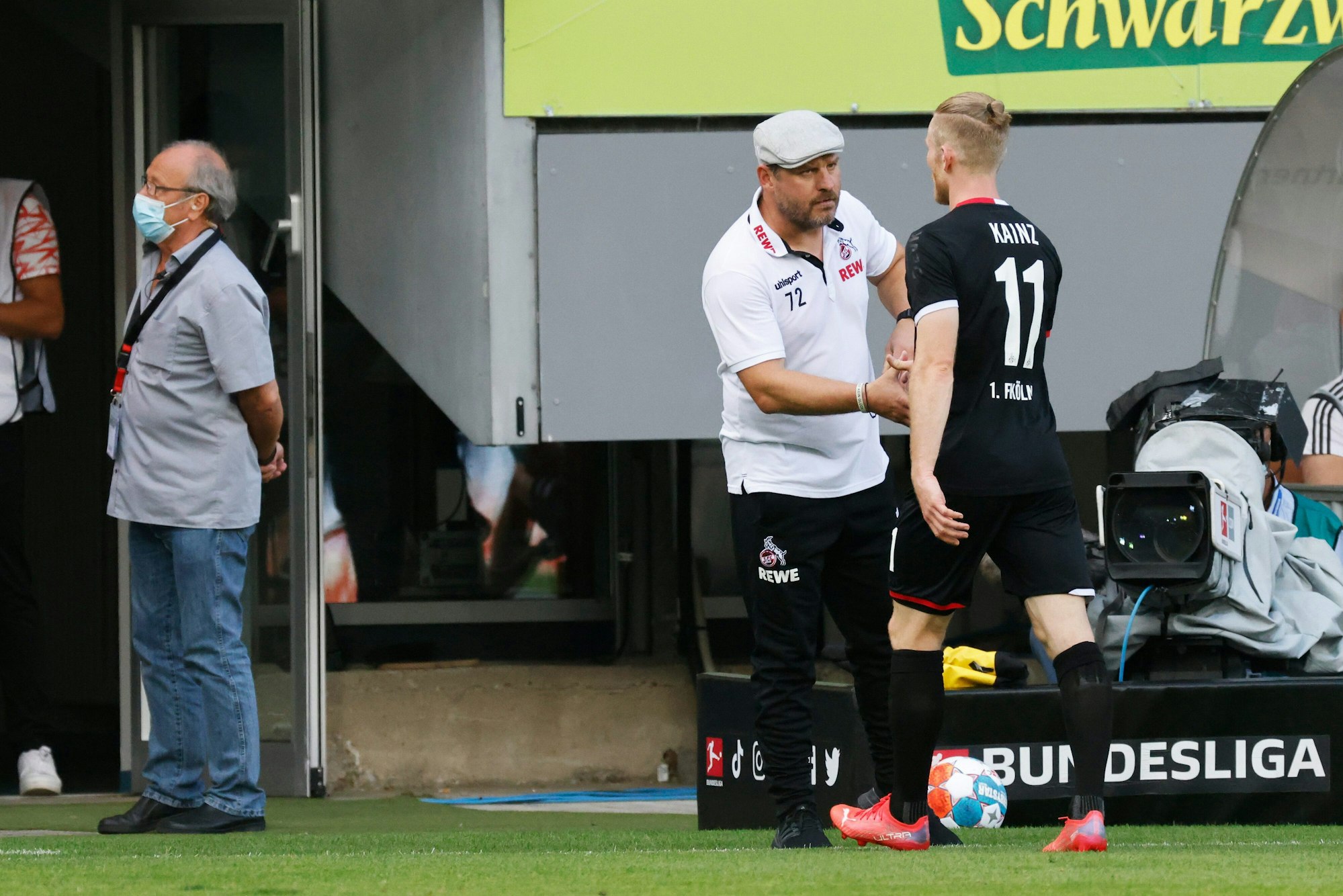 Steffen Baumgart und Florian Kainz vom 1. FC Köln klatschen sich ab.