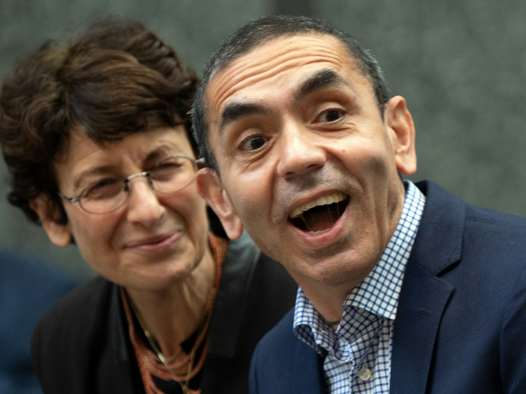 Ugur Sahin und Özlem Türeci lachen bei Feierlichkeit in Köln.