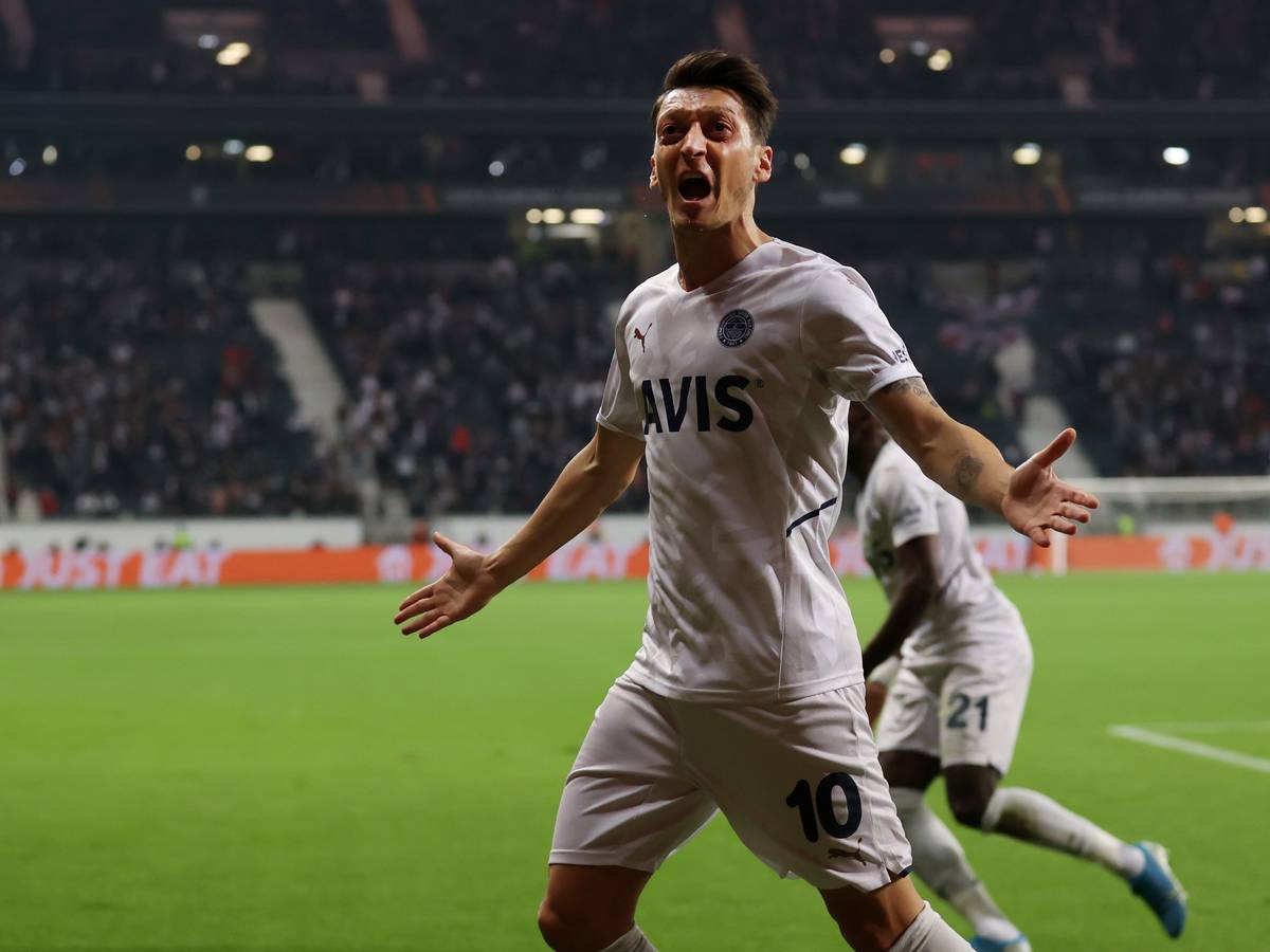 Mesut Ozil jubelt, nachdem er Fenerbahce in Führung gebracht hat.