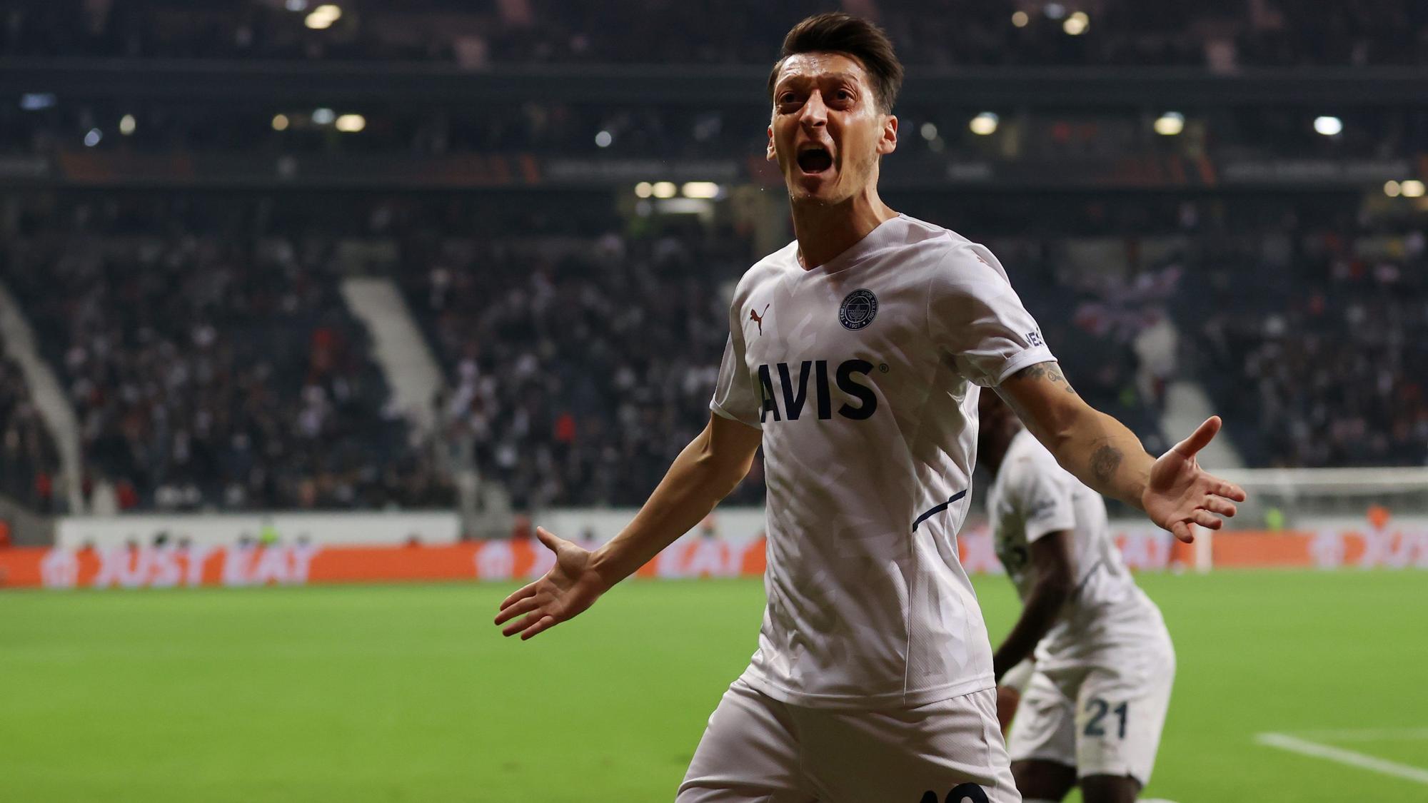 Mesut Ozil jubelt, nachdem er Fenerbahce in Führung gebracht hat.