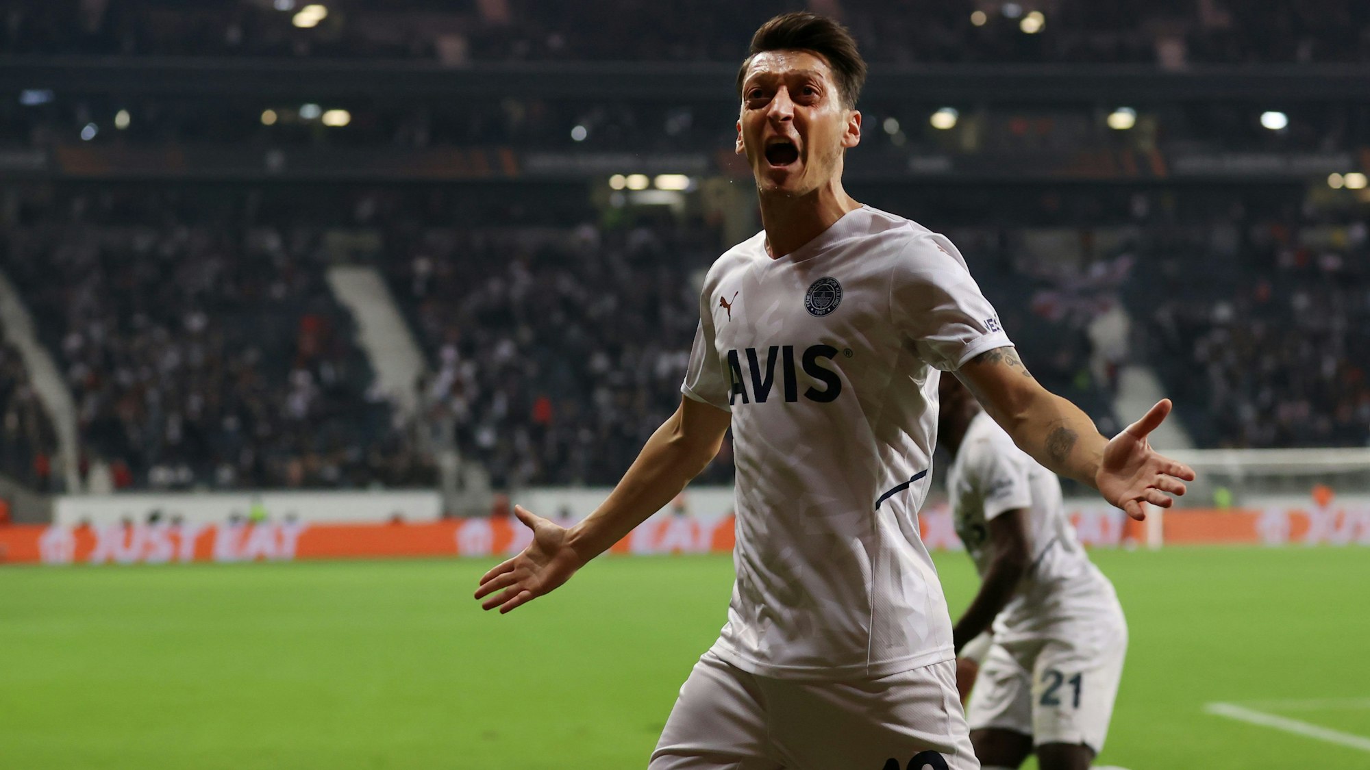 Mesut Ozil jubelt, nachdem er Fenerbahce in Führung gebracht hat.