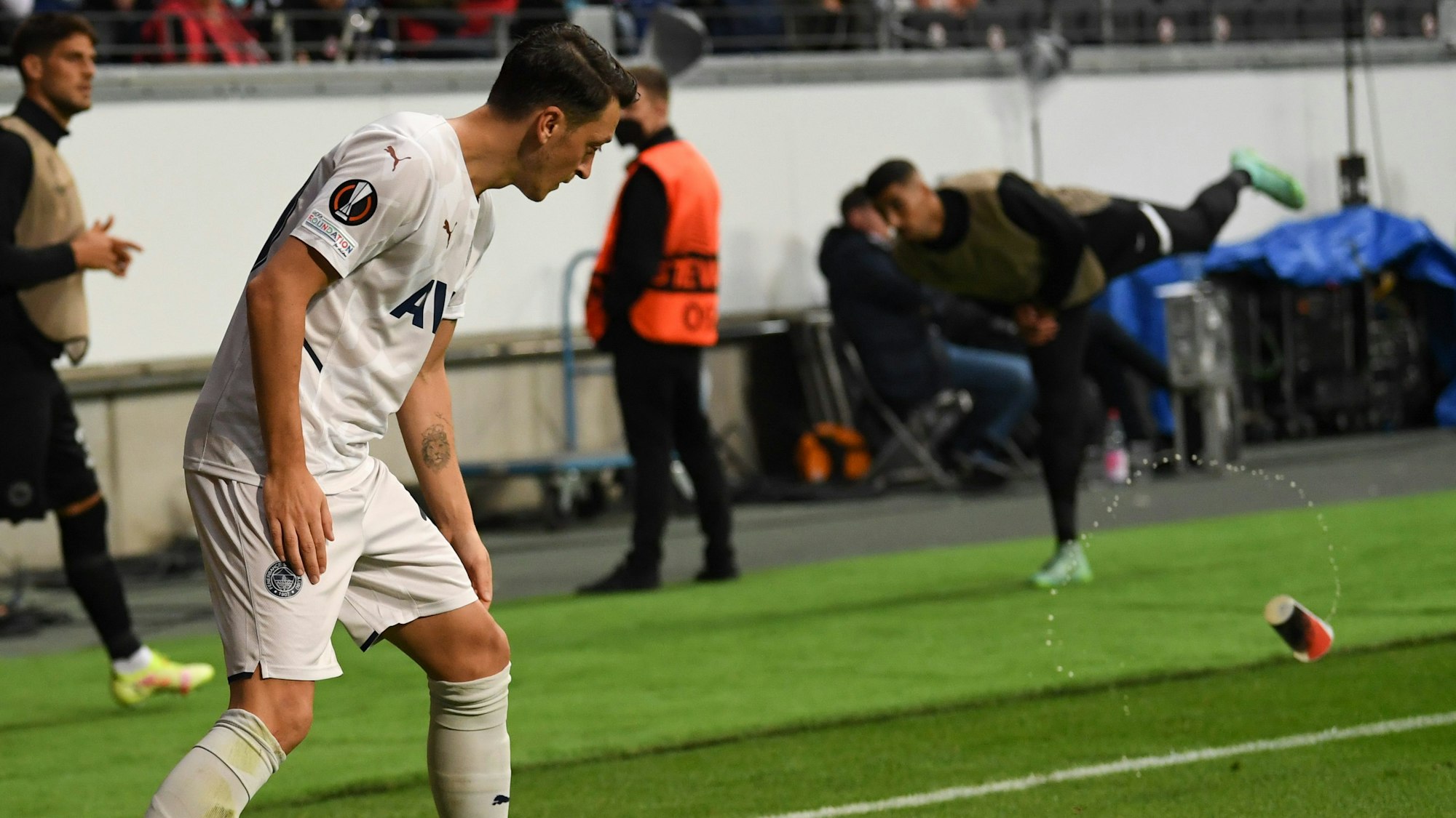 Ein Becher fliegt an Istanbuls Mesut Özil vorbei.