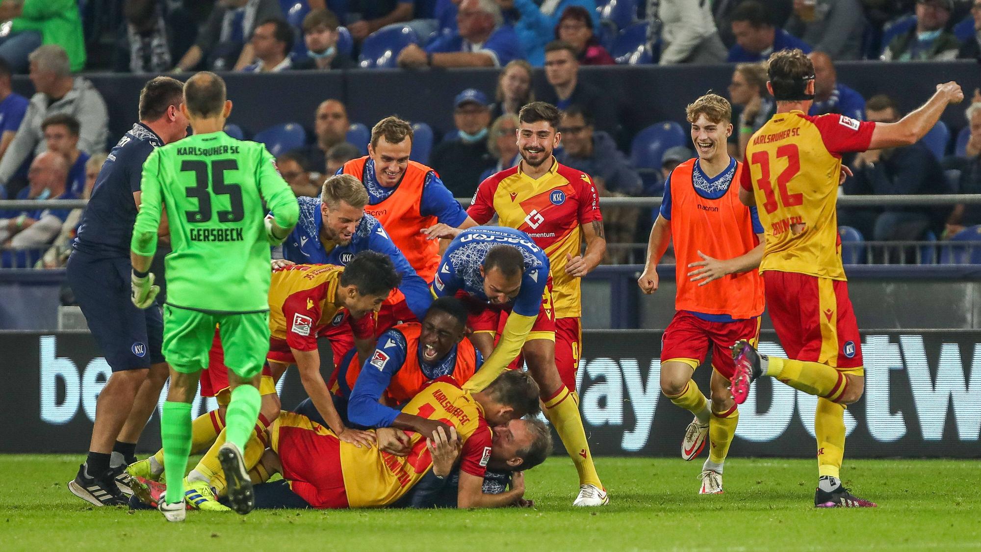 Die Spieler des Karlsruher SC jubeln über das 2:1 gegen den FC Schalke 04.