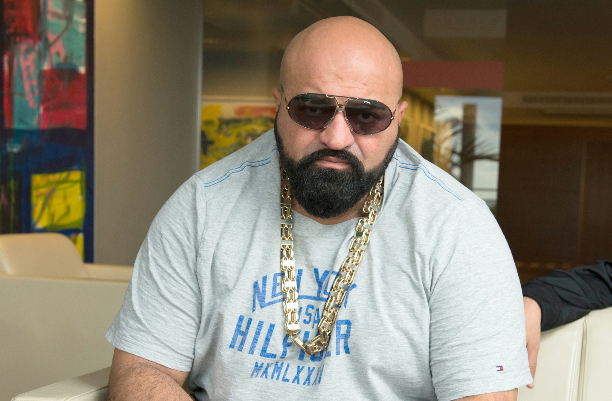 Rapper Xatar posiert vor der Kamera.