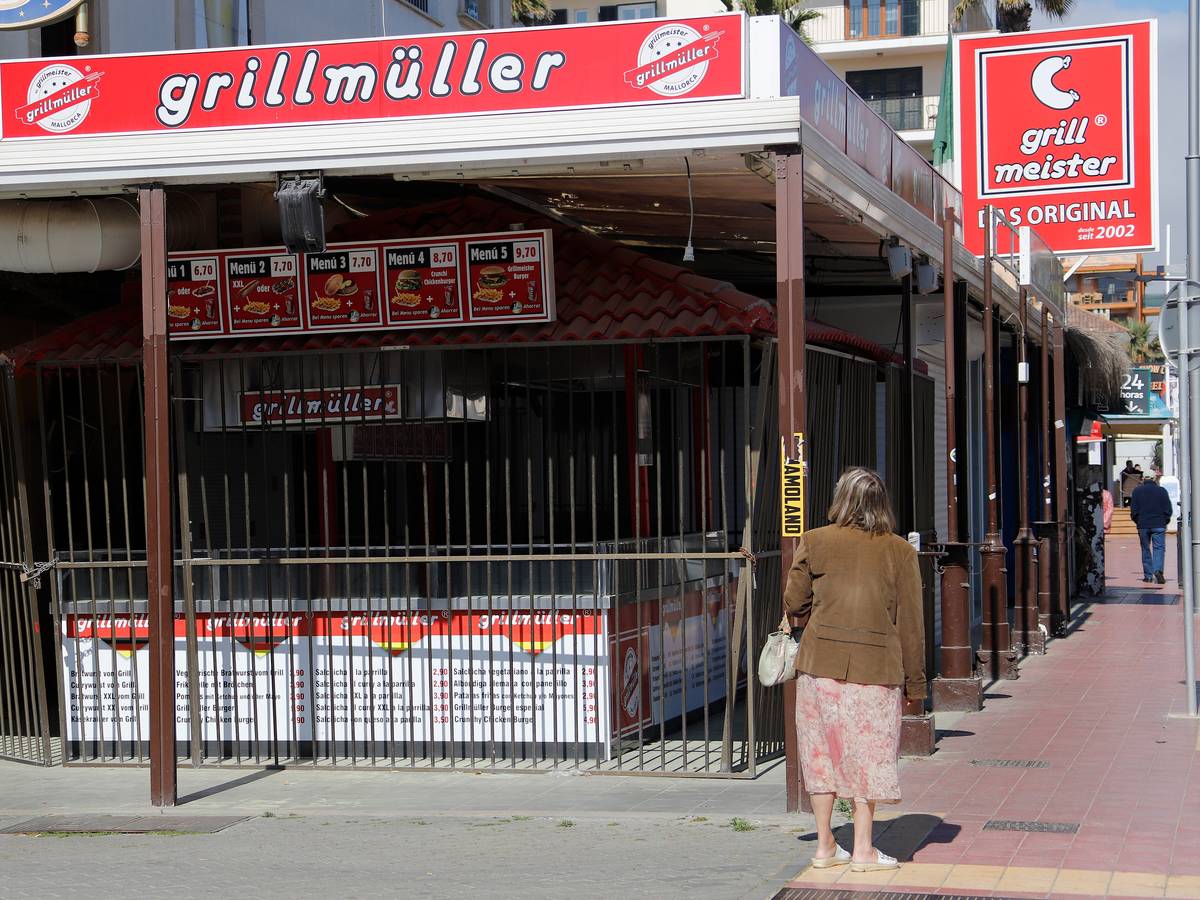 Der geschlossene Imbiss Grillmüller ist zu sehen, davor ein Absperrgitter.