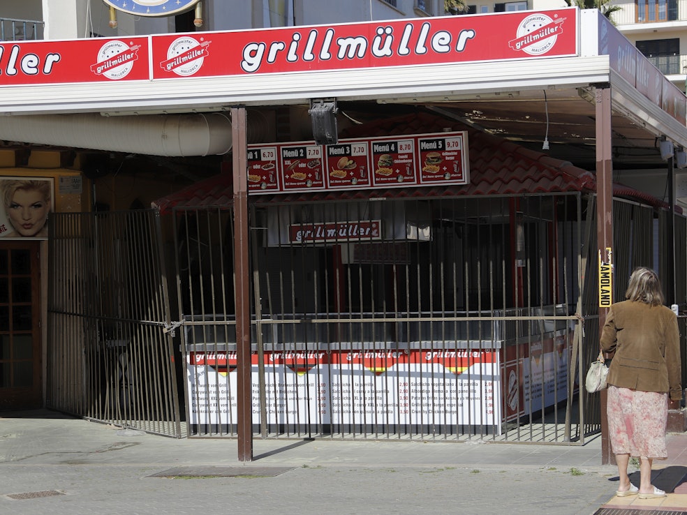 Der geschlossene Imbiss Grillmüller ist zu sehen, davor ein Absperrgitter.