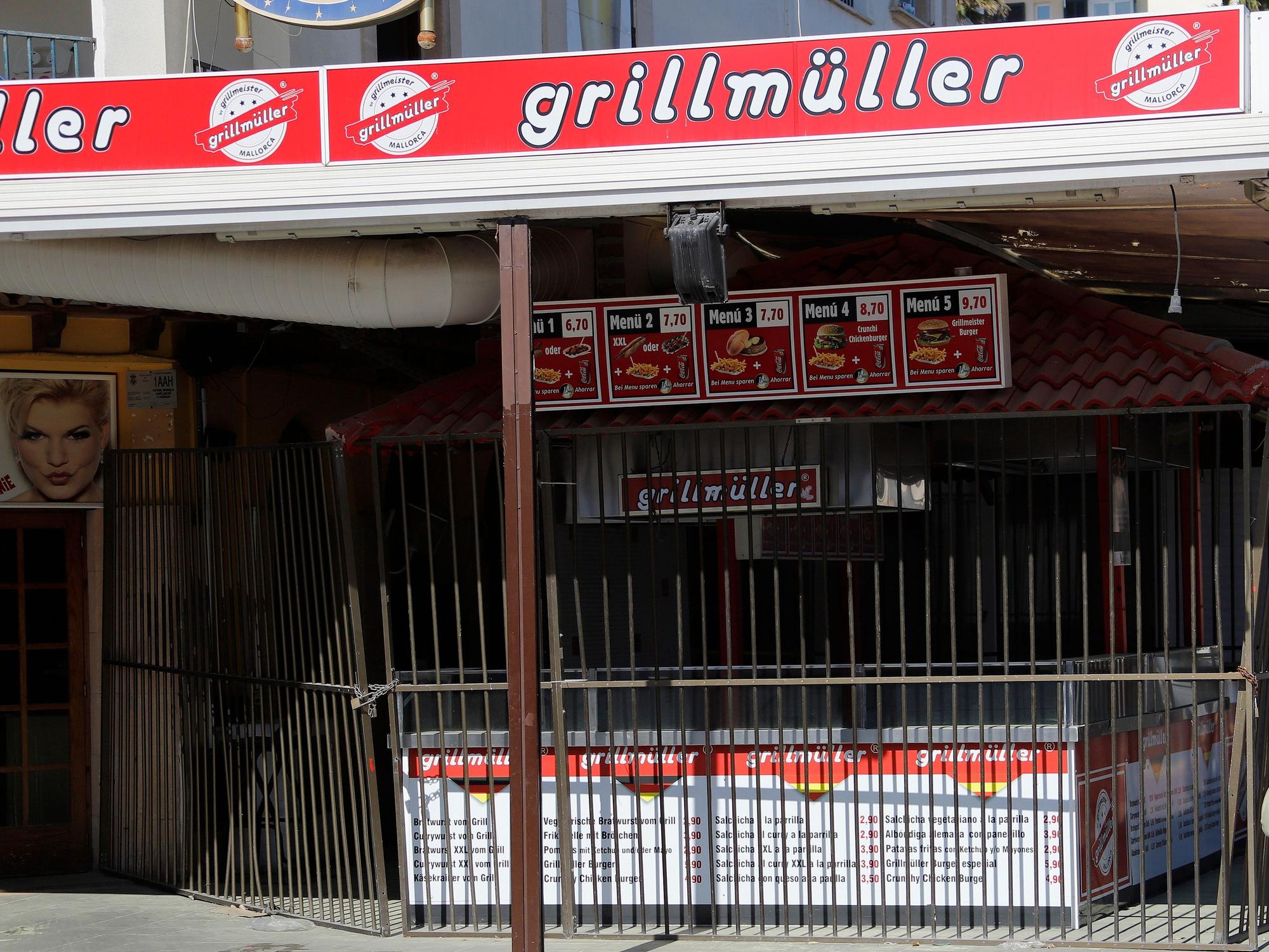 Der geschlossene Imbiss Grillmüller ist zu sehen, davor ein Absperrgitter.