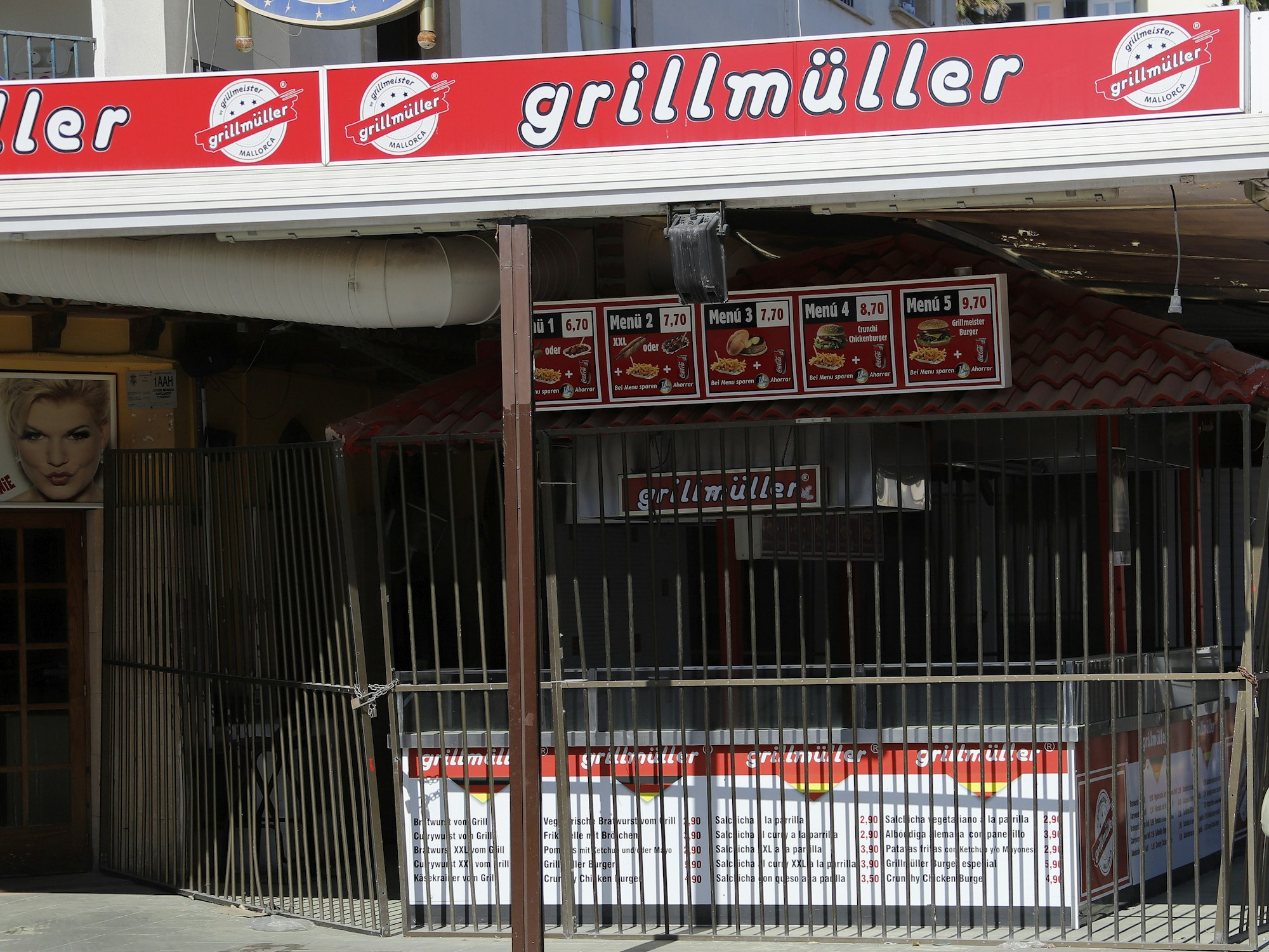 Der geschlossene Imbiss Grillmüller ist zu sehen, davor ein Absperrgitter.