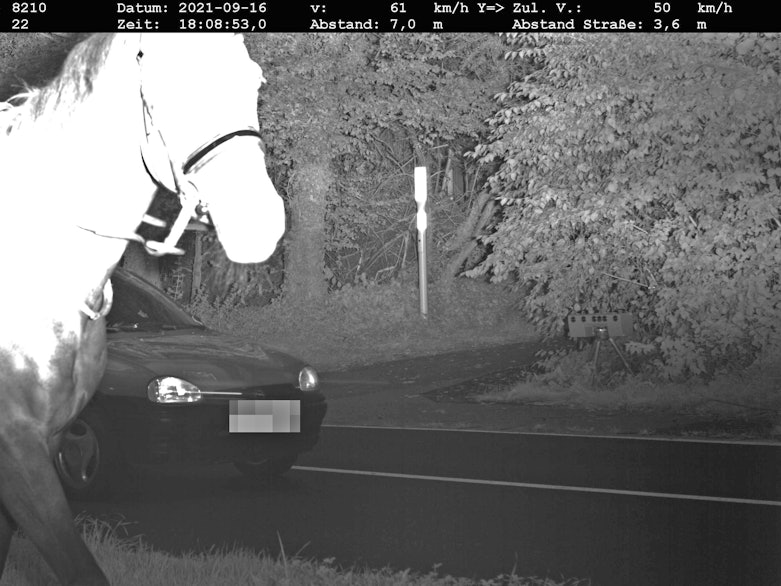 Die Kreispolizeibehörde Mettmann knipste dieses kuriose Blitzerfoto mit Pferd und Reiterin am Donnerstag, 16. September, in Ratingen.